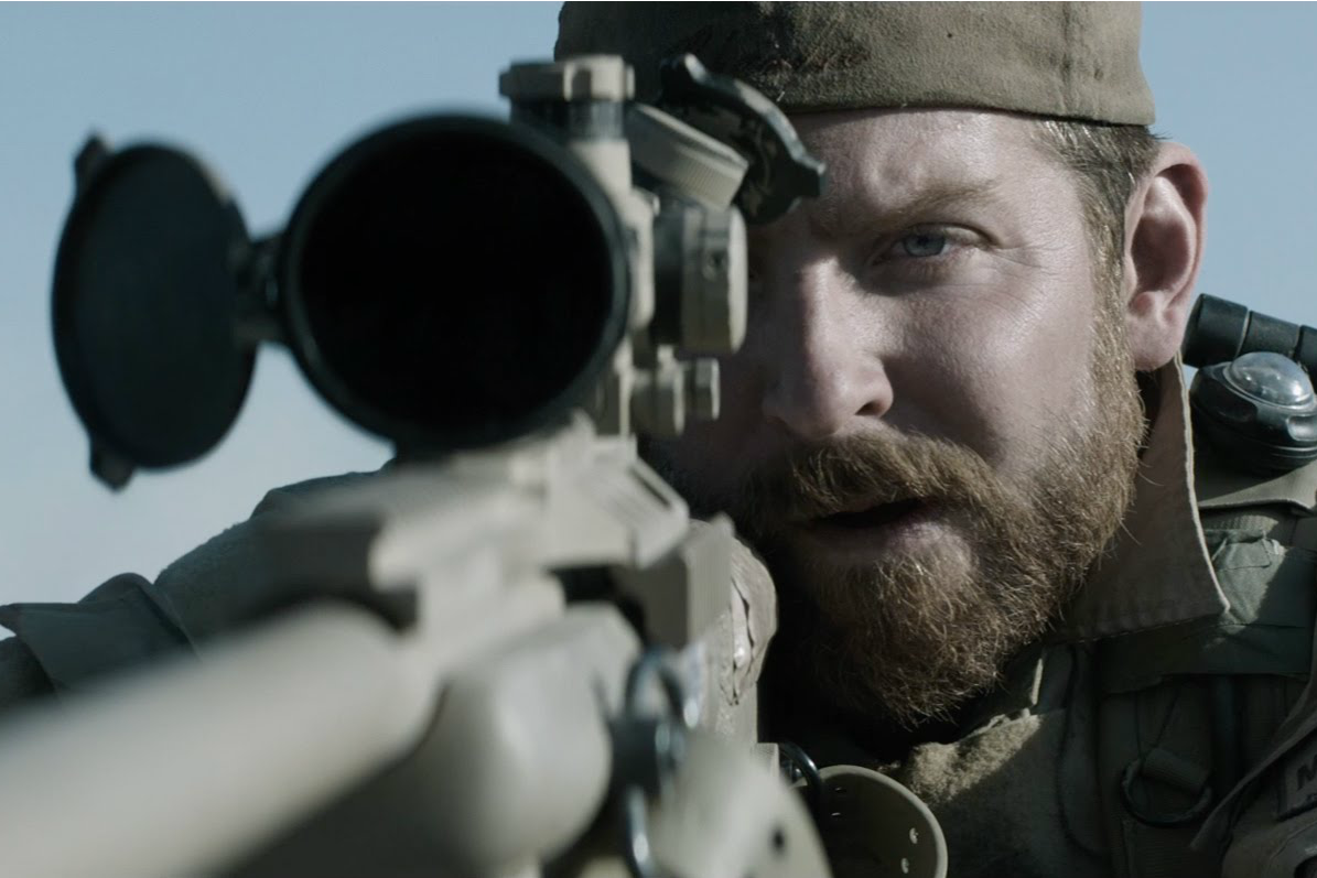 Bradley Cooper aponta uma arma em American Sniper.