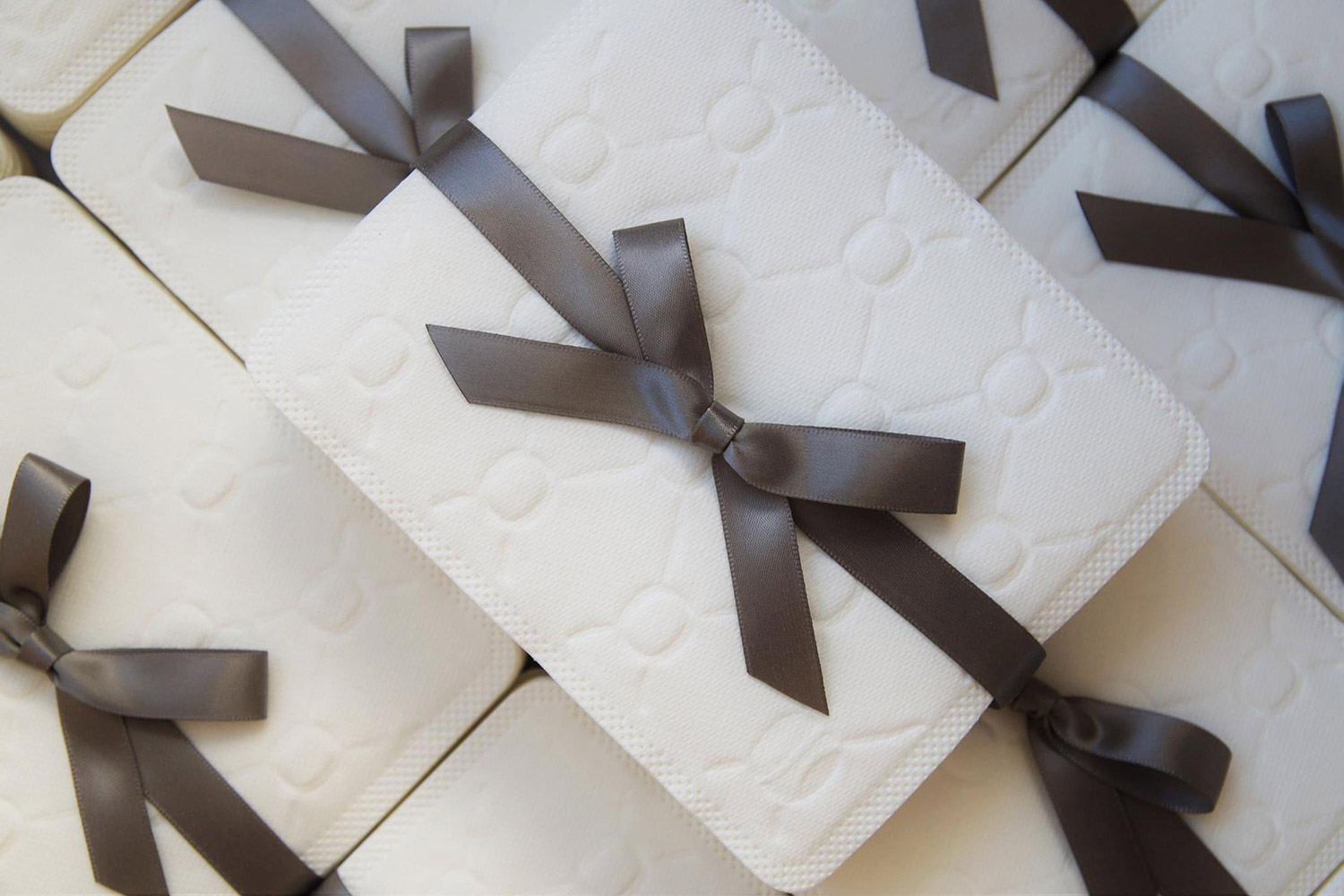 2016 oscars gift bags distinctive assets joseph s toiletries toilet tissue  275
