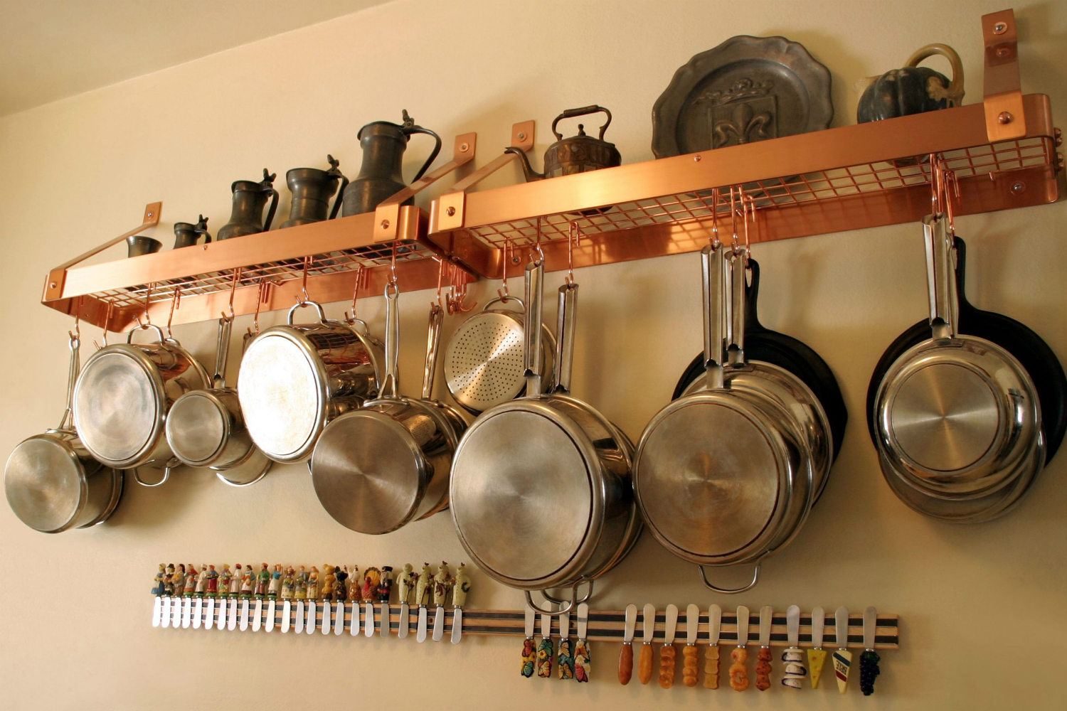 major mom is a company of professional organizers organized kitchen pots and pans