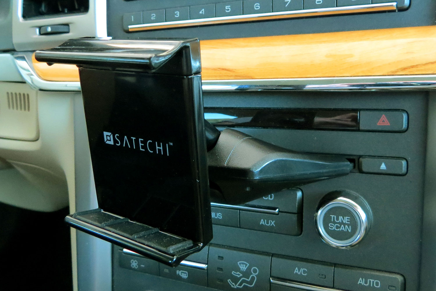 hands on satechi car mounts and accessories universal smartphone tablet cd slot dock 2