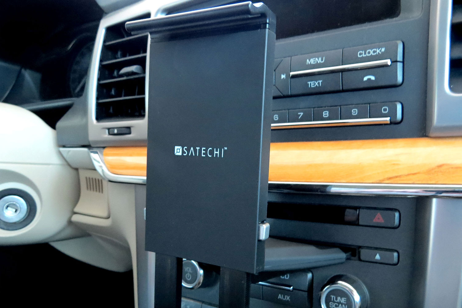hands on satechi car mounts and accessories universal smartphone tablet cd slot dock
