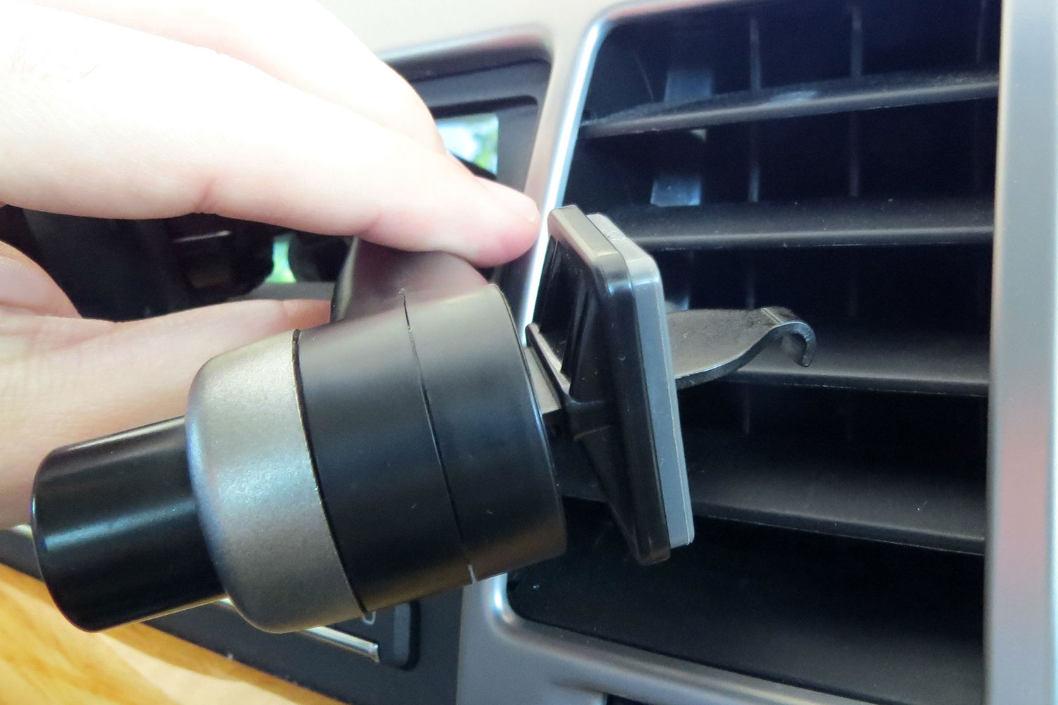 hands on satechi car mounts and accessories ventie adjustable vent phone mount lock