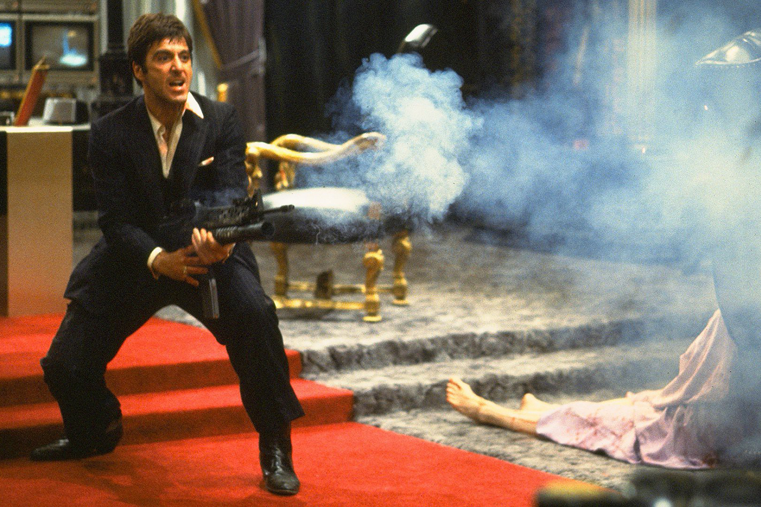 Al Pacino sosteniendo una pistola en Scarface.