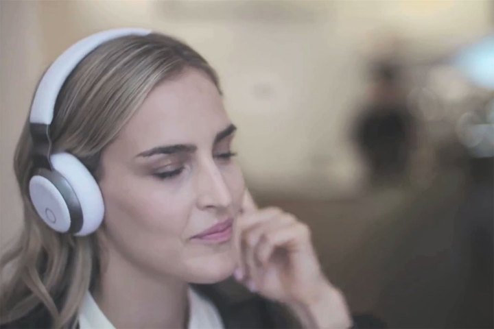 Aivvy Headphone in use