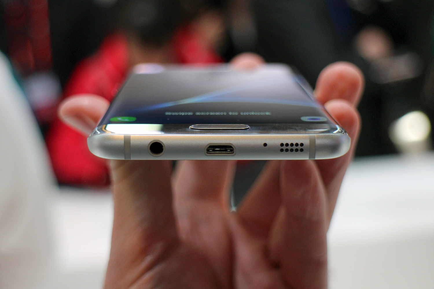 acceso George Hanbury Pegajoso iPhone 7 vs. Galaxy S7 Edge | Spec Comparison | Digital Trends