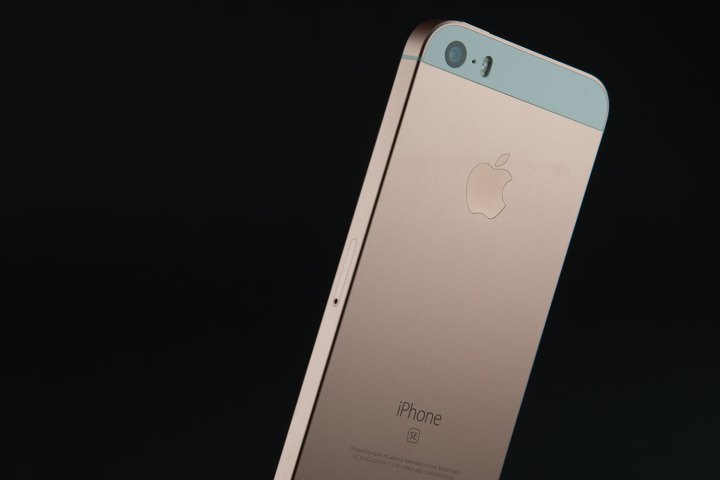 apple france lawsuit unfair practices iphone se 002