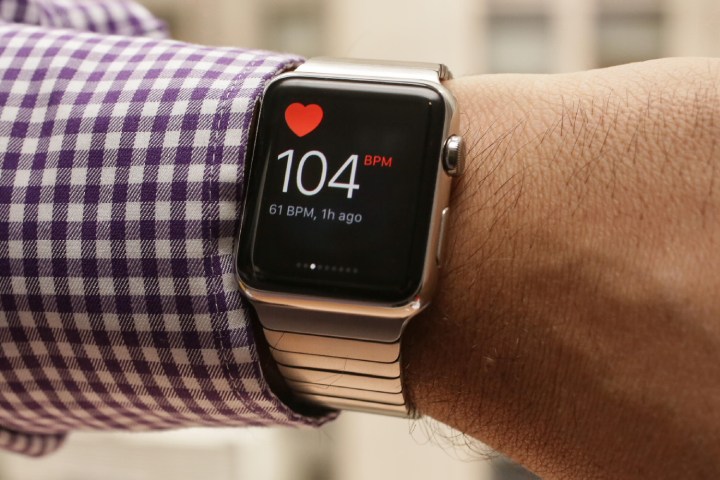 apple watch saves man heart attack beat 01