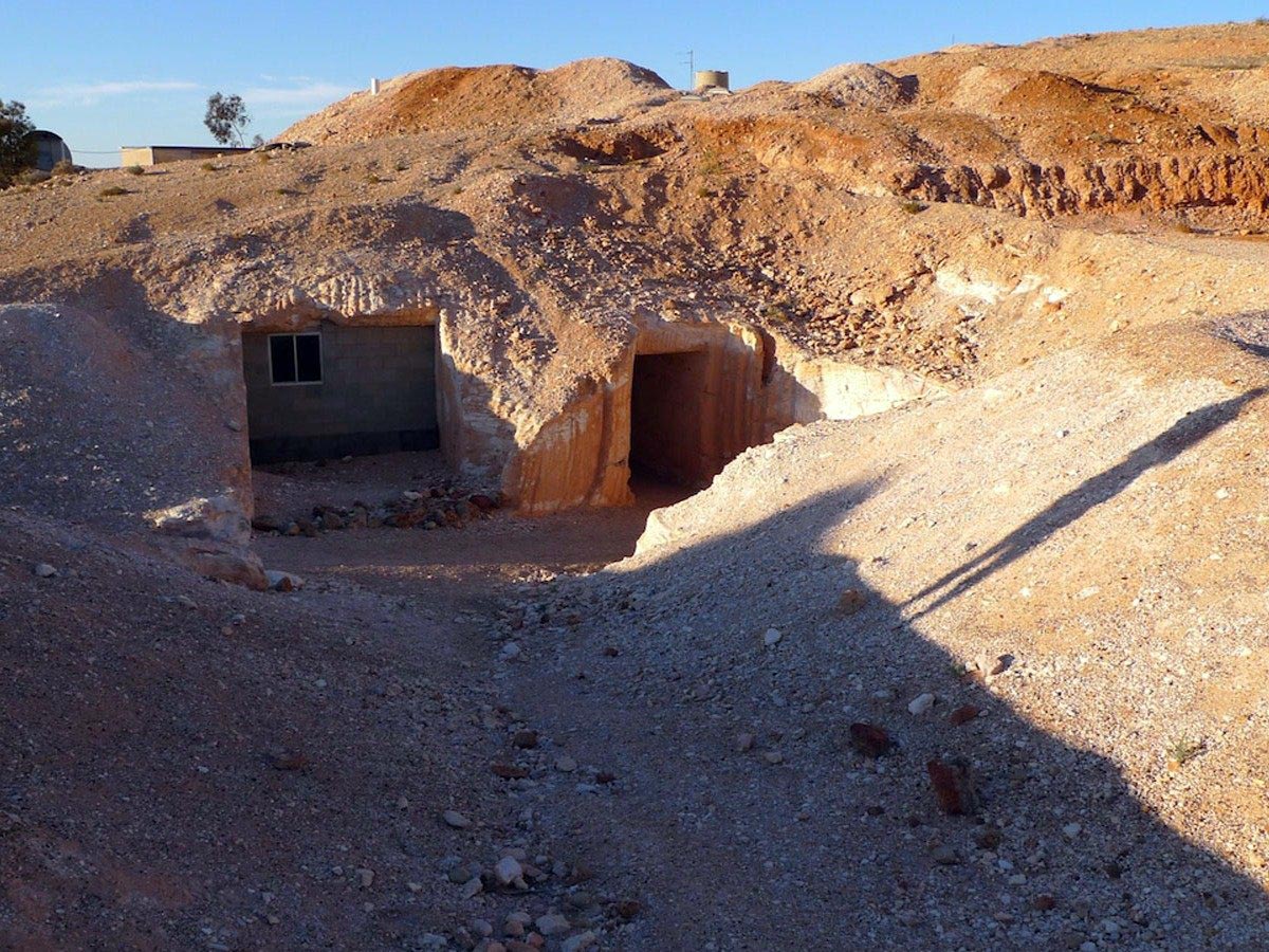 coober pedys residents live in underground dugouts pedy 001