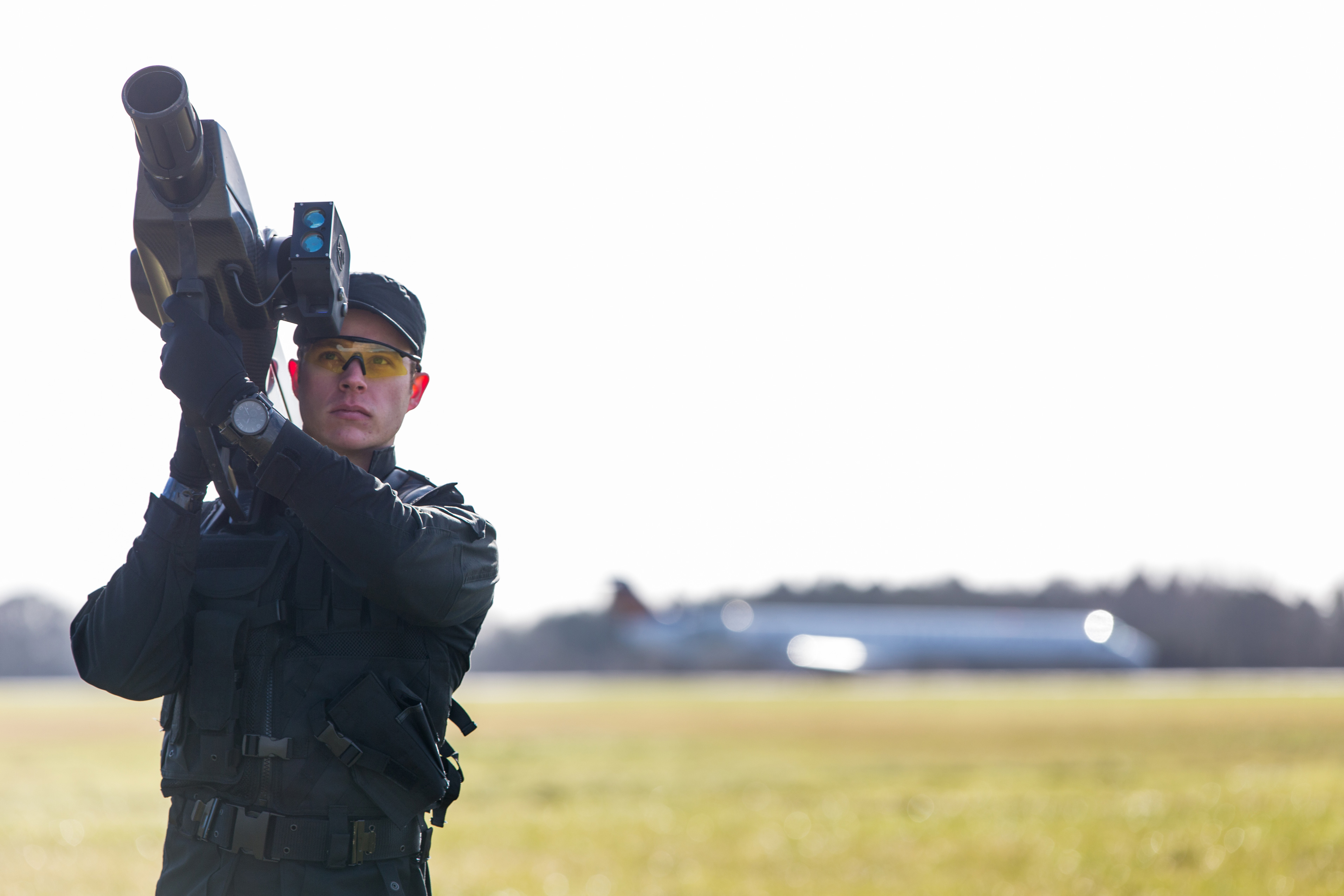 this shoulder mounted net firing bazooka can down a rogue drone at 100 meters skywall 2