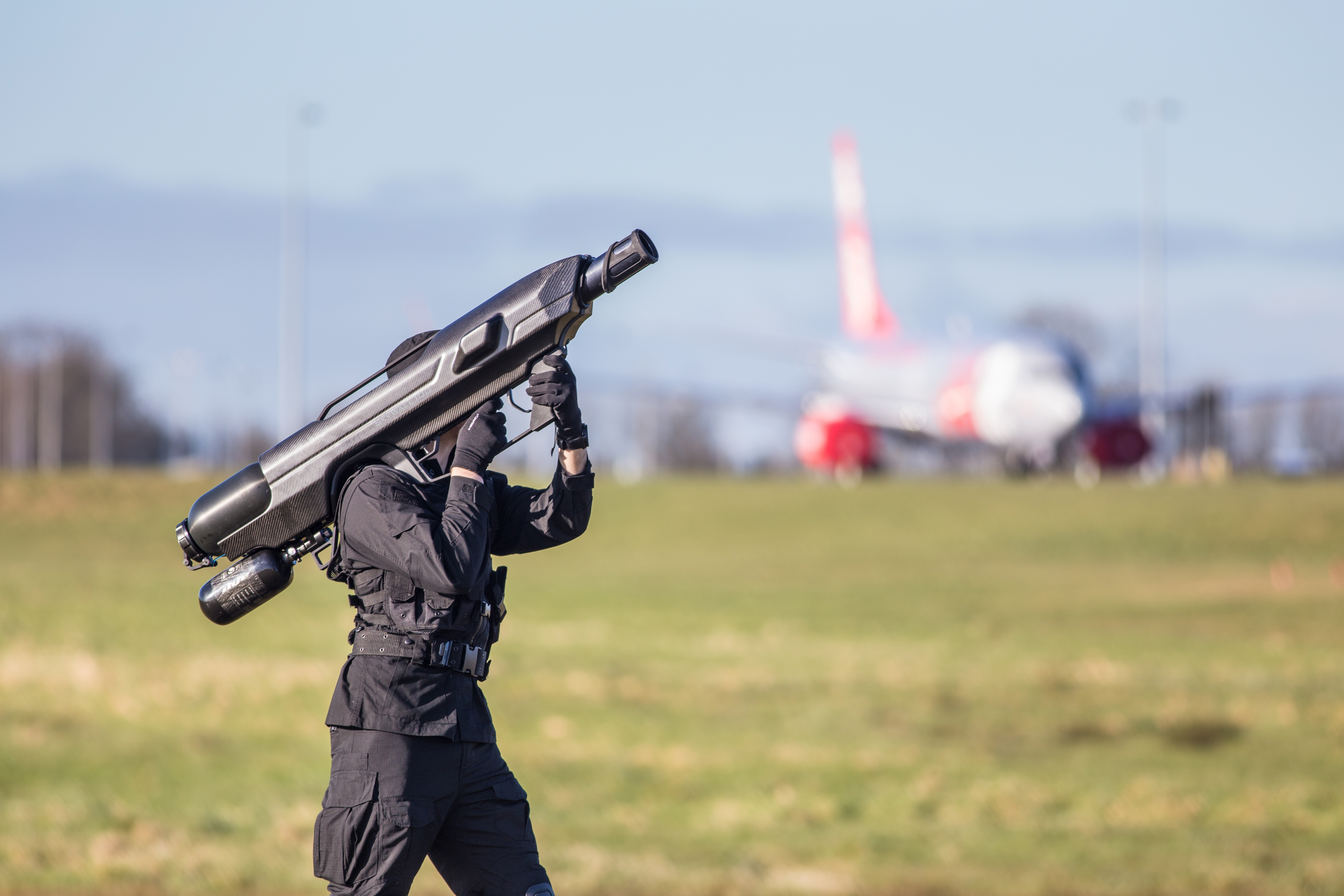 this shoulder mounted net firing bazooka can down a rogue drone at 100 meters skywall 3