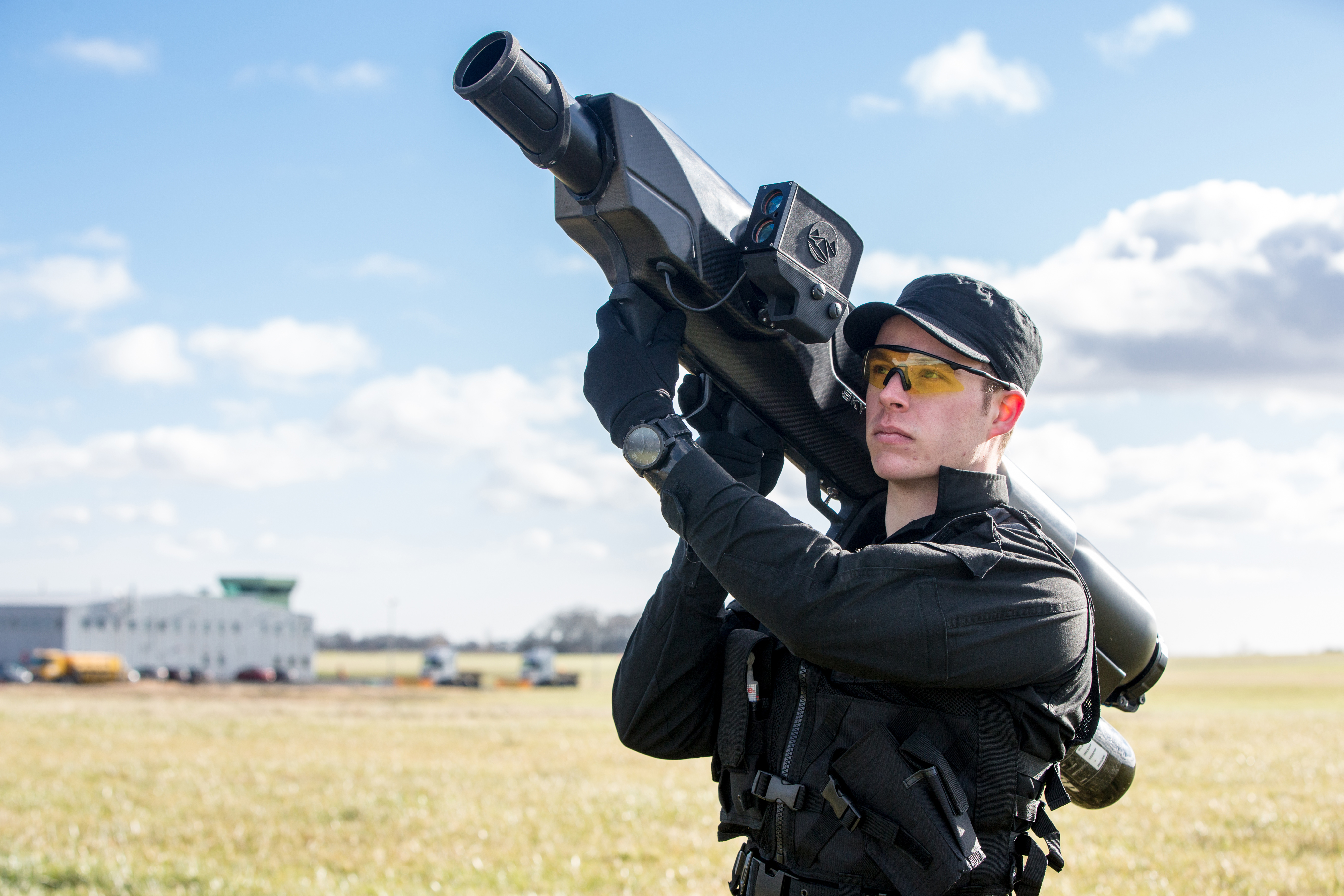 this shoulder mounted net firing bazooka can down a rogue drone at 100 meters skywall 4