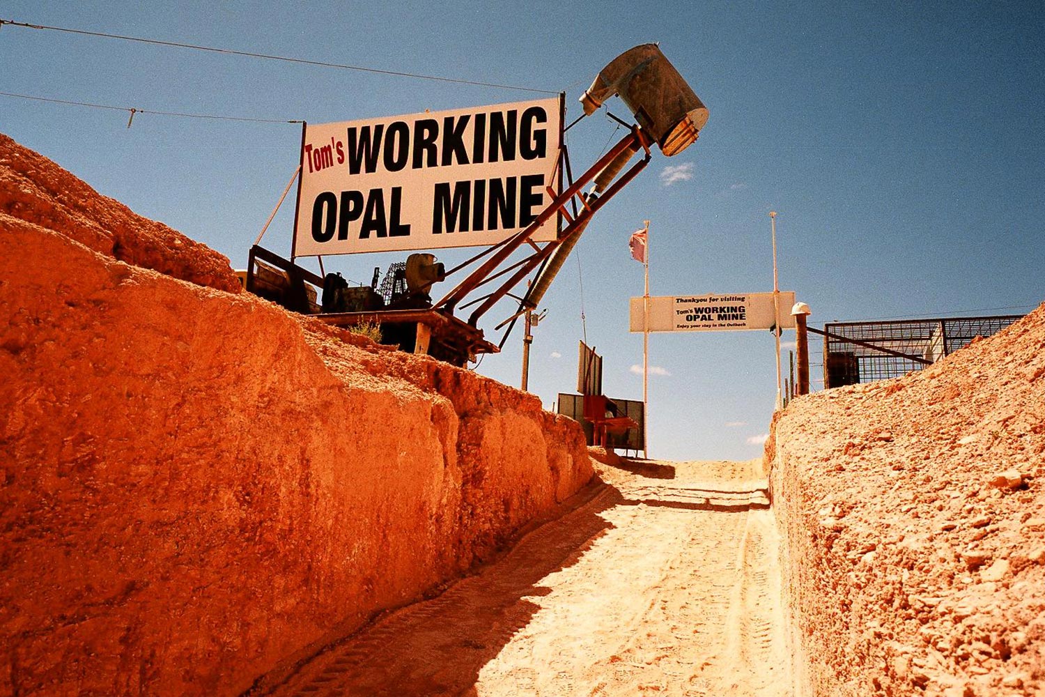 coober pedys residents live in underground dugouts tom s working opal mine 003