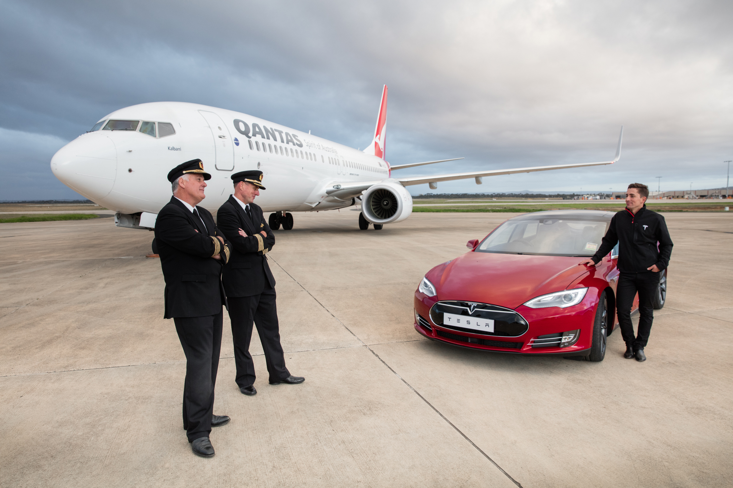 Tesla Model S race a Boeing 737