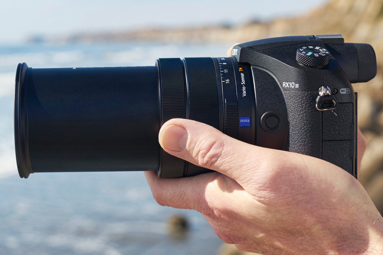 Điều gì làm cho Sony RX10 III trở thành một trong những máy ảnh đáng mua nhất năm nay? Hãy xem những đánh giá chi tiết để khám phá những tính năng độc đáo và chất lượng hình ảnh tuyệt vời của Sony RX10 III.