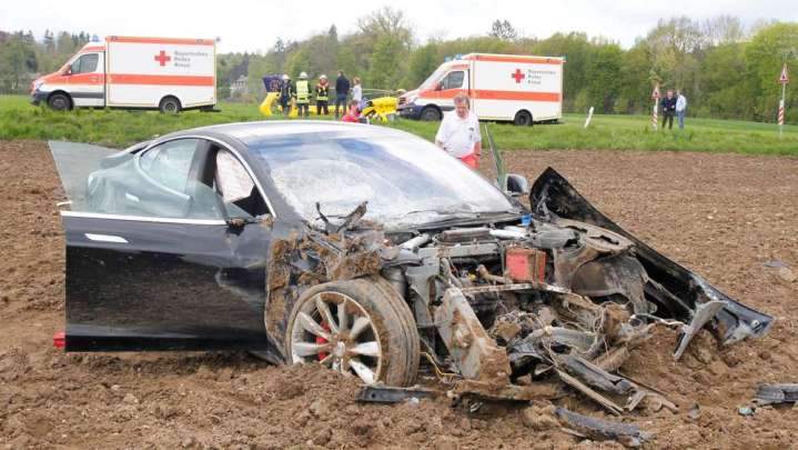 tesla s accident survivors germany model  unfall icking fuenf verletzte rs7cds8ujng