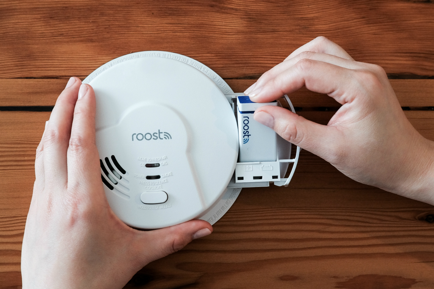 the roost smart smoke alarm detects fire co and natural gas rsa 400 inserting battery