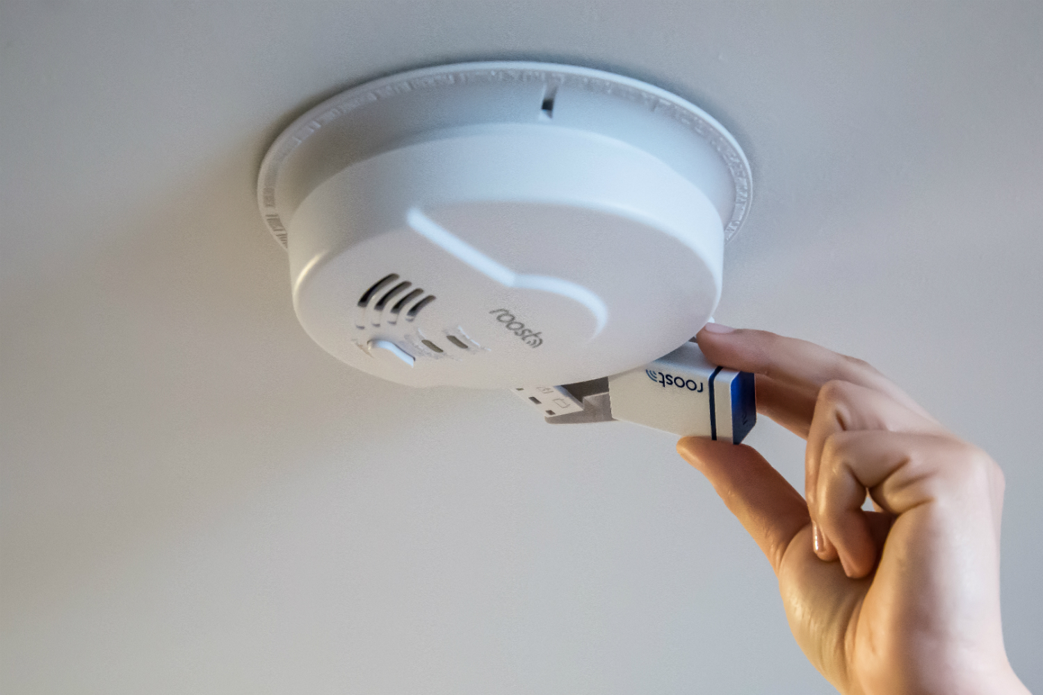 the roost smart smoke alarm detects fire co and natural gas rsa 400 rsb installation