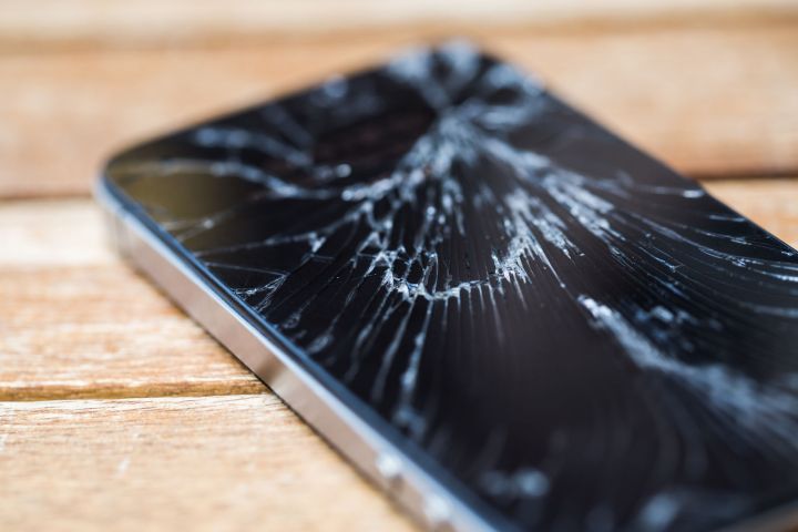 self healing glass iphone cracked screen 123rf 31487513 ml