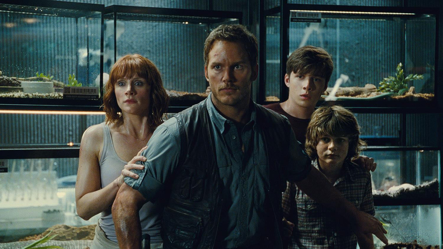 Owen protegendo Claire, Zach e Gray em Jurassic World.