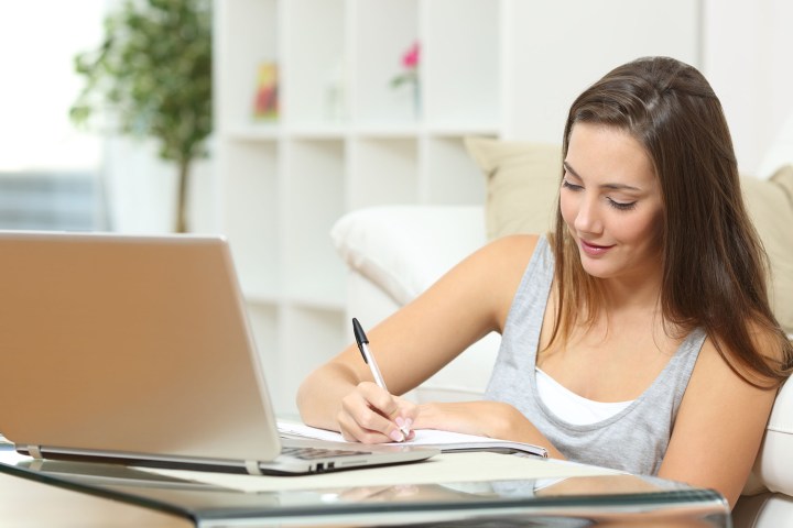 زنی که در پلتفرم آموزش آنلاین Coursera کلاس می‌گذراند.