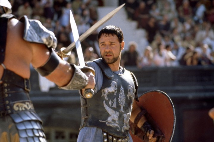 Russell Crowe apunta con una espada en Gladiator.