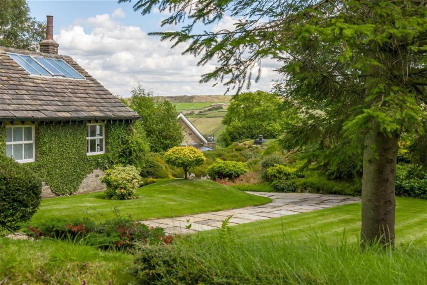 hobbit style home goes up for sale in england hobbithouse 02