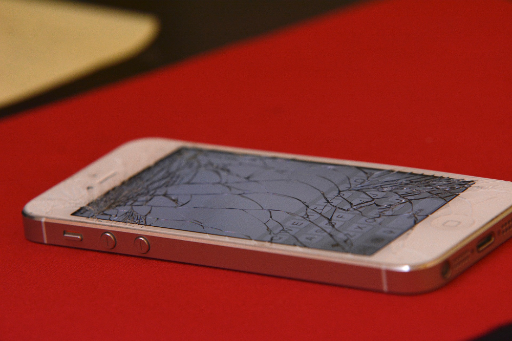 apple lawsuit california applecare broken iphone
