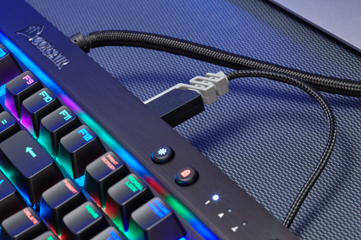 corsair launches lux mechanical keyboards pc gaming k70 rgb