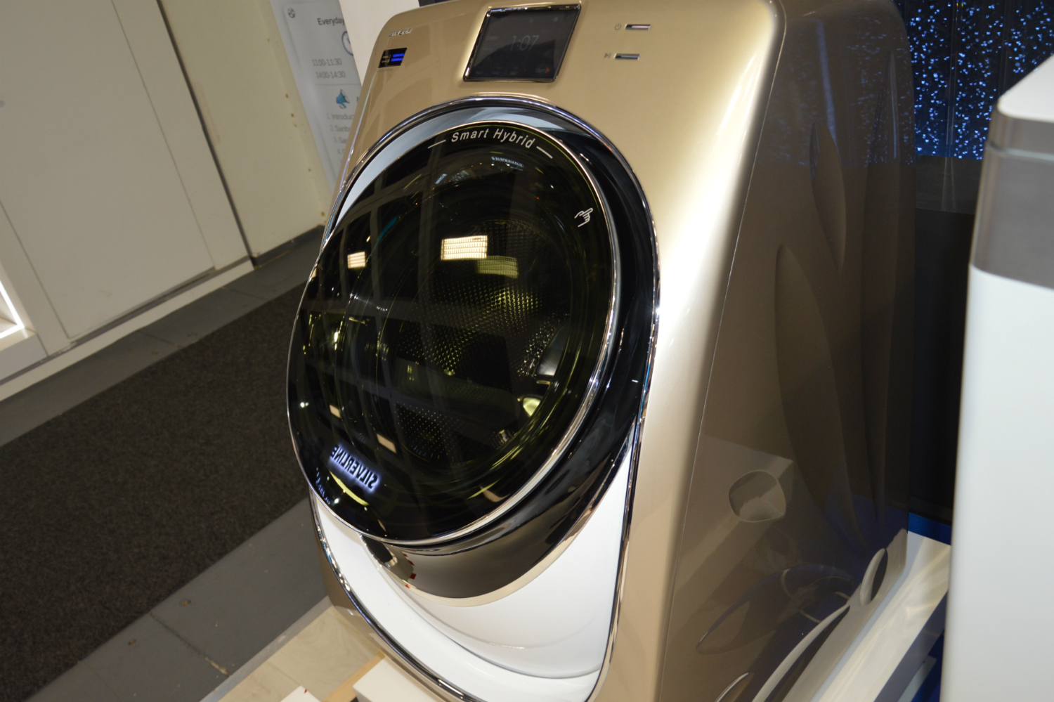 cool washers and dryers from ifa 2016 midea beverly washer tilted up