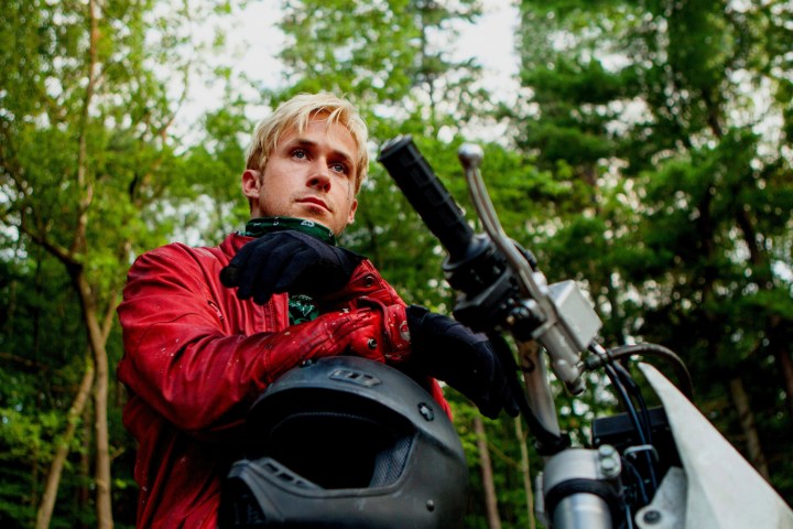 Ryan Gosling regarde en moto dans The Place Beyond the Pines.