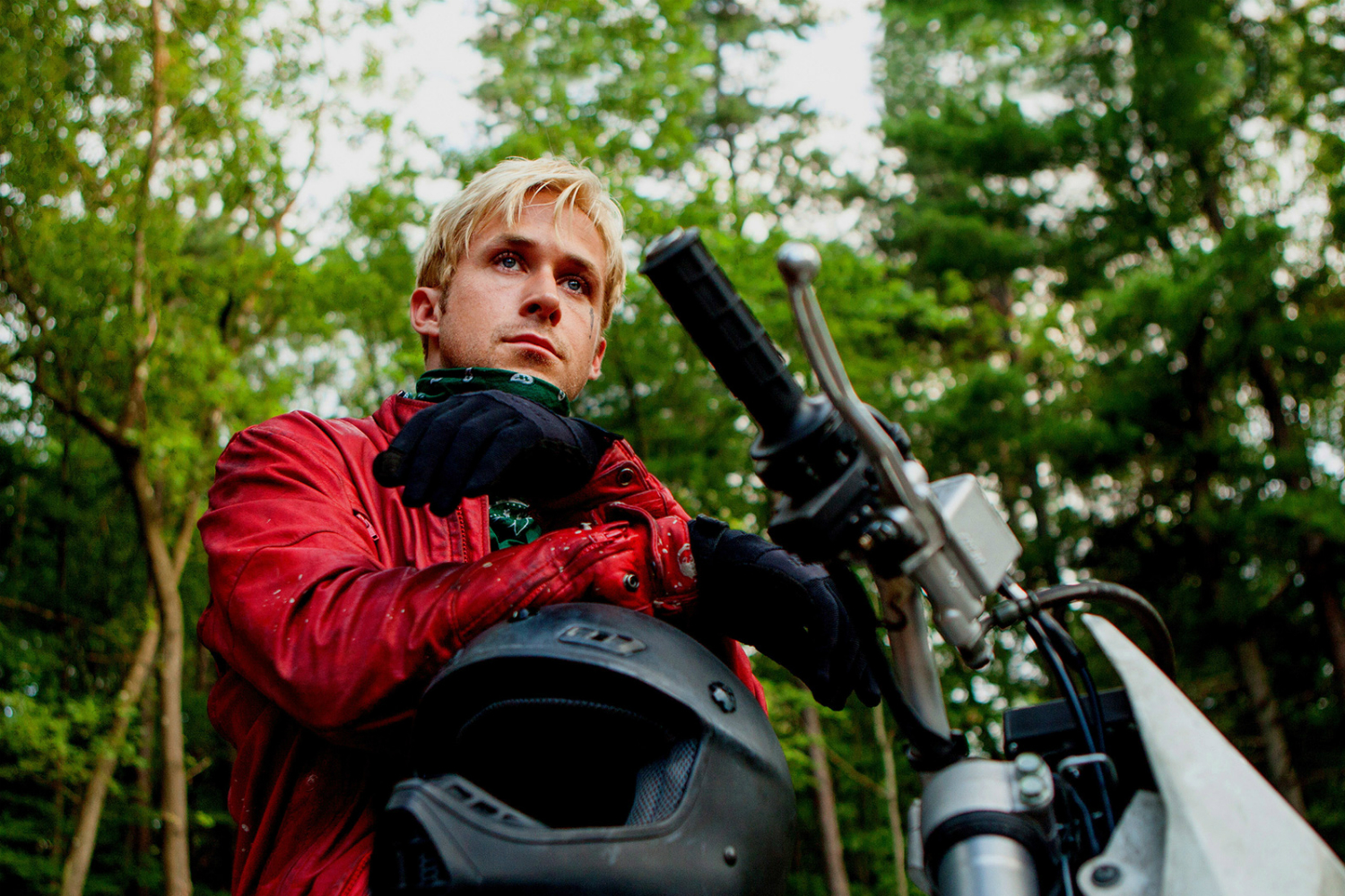 Ryan Gosling olha enquanto está em uma motocicleta em The Place Beyond the Pines.