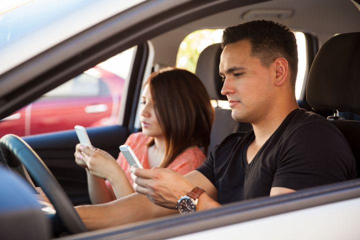 uk drive safe mode phones young adults texting on their smartphones and driving