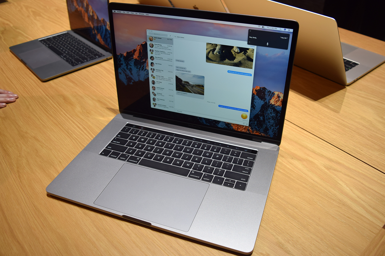 Apple MacBook Pro OLED com barra de toque