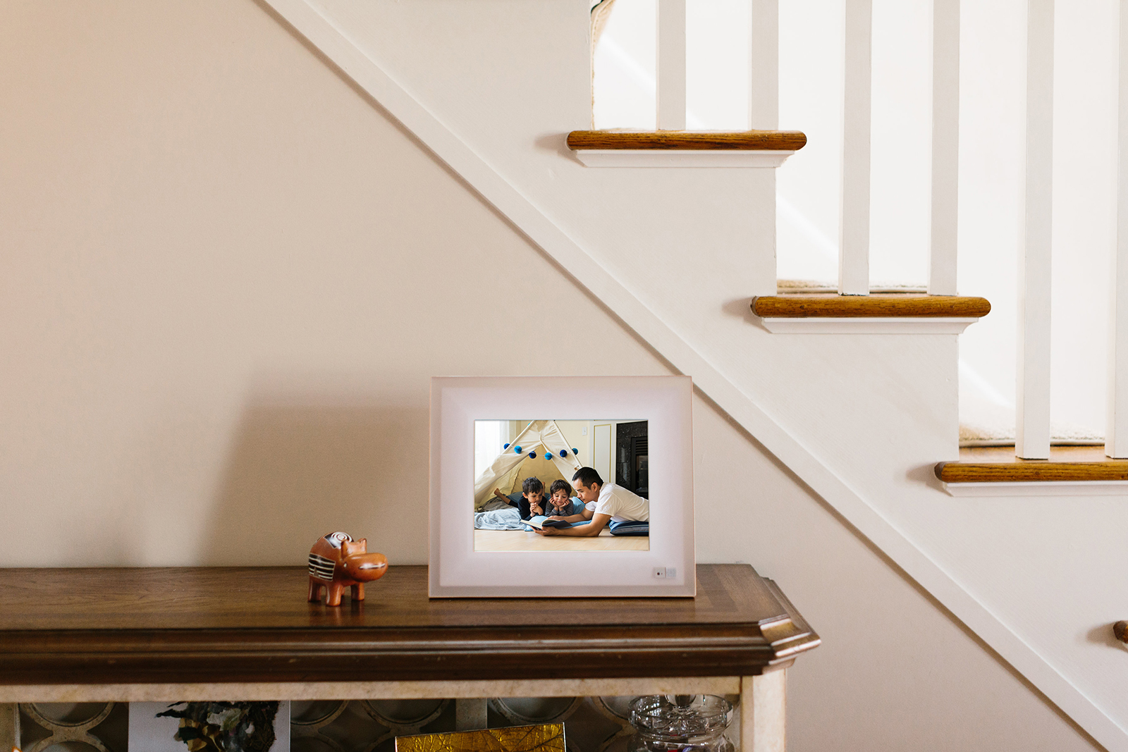 aura smart picture frame curates your photos lifestyle 0341