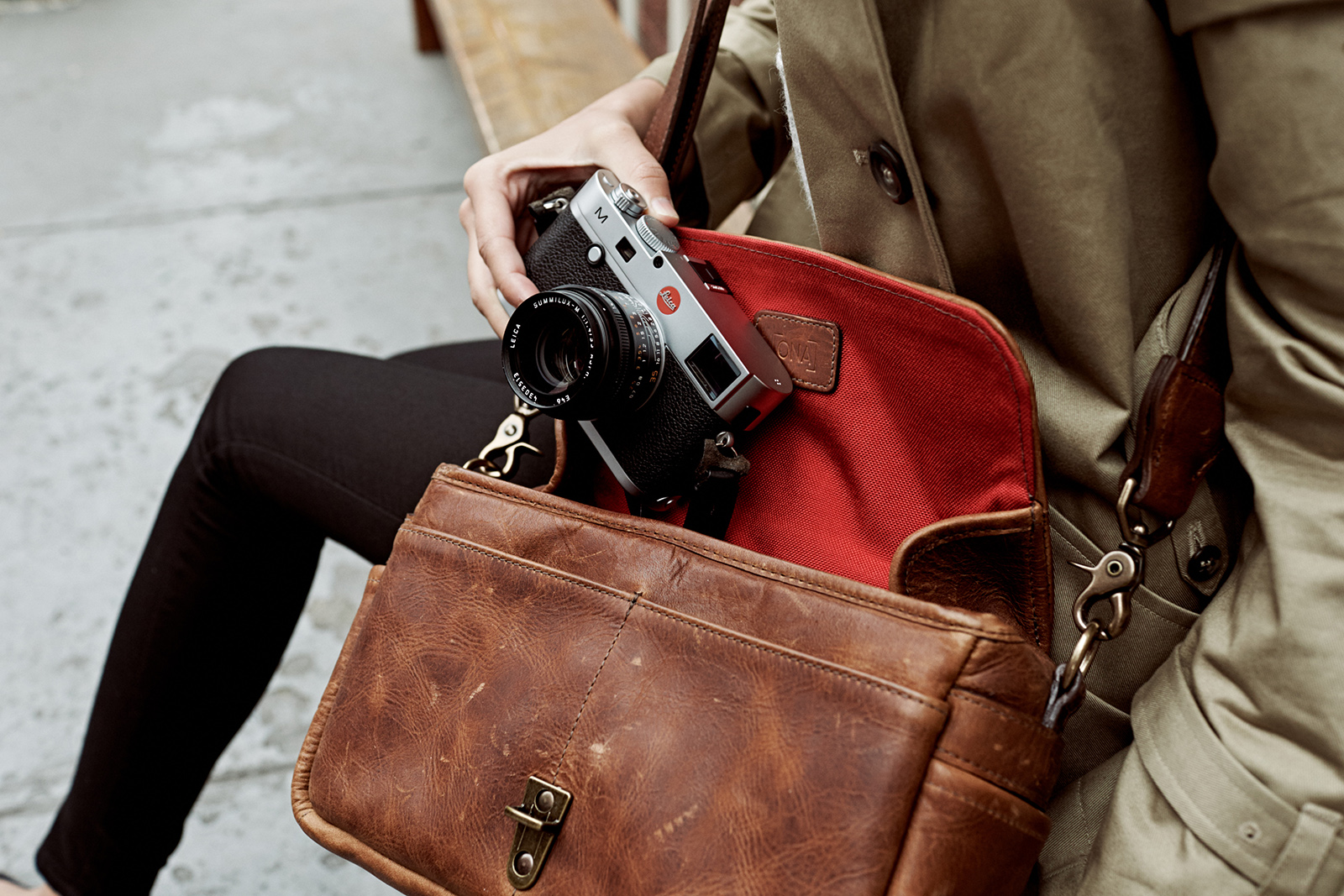 leica ona partner for bag collection lifestyle3