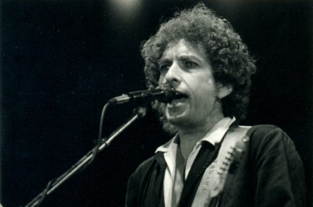 Bob Dylan sorry for using handwriting machine to sign book