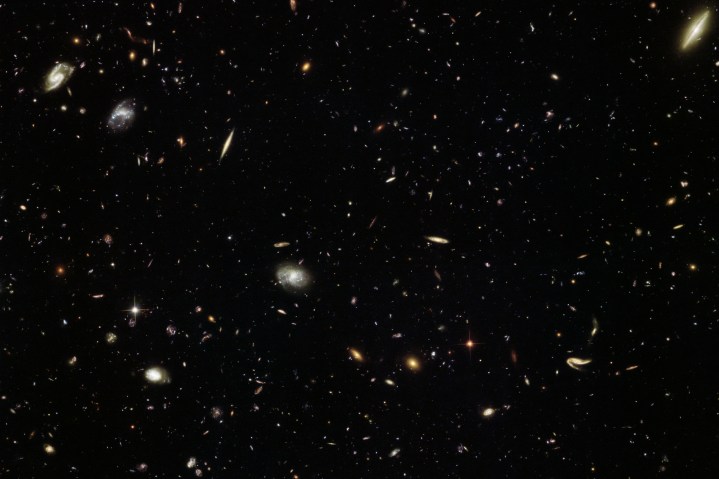 Casi tan profundo como el Campo Ultra Profundo del Hubble, que contiene aproximadamente 10.000 galaxias, esta increíble imagen del Telescopio Espacial NASA/ESA revela miles de coloridas galaxias en la constelación de Leo (El León). 