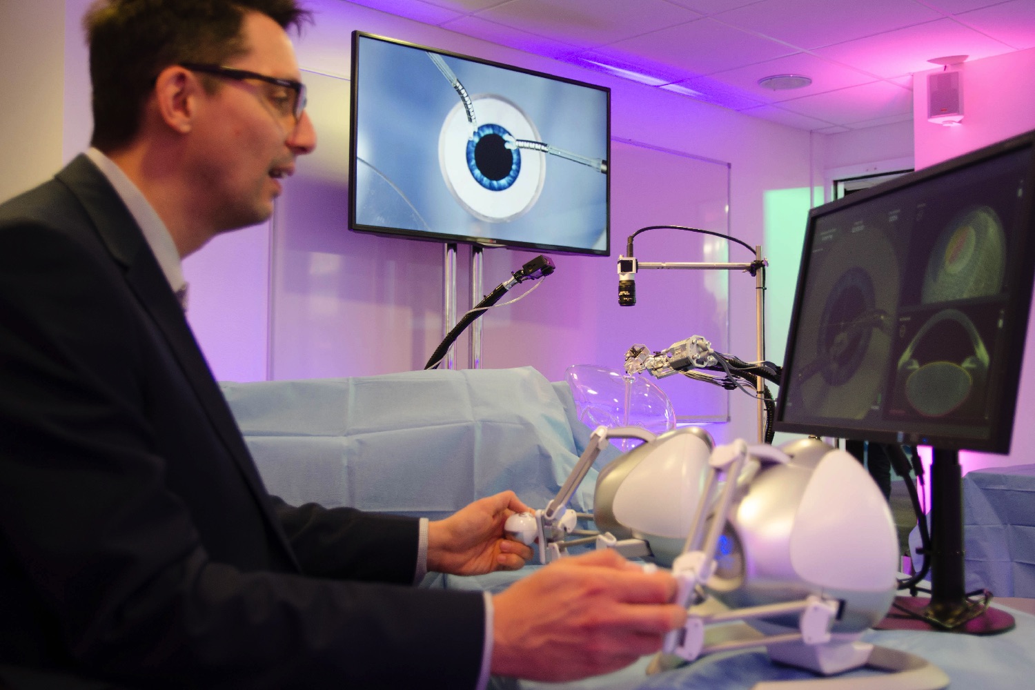 cataract surgery robot axsis