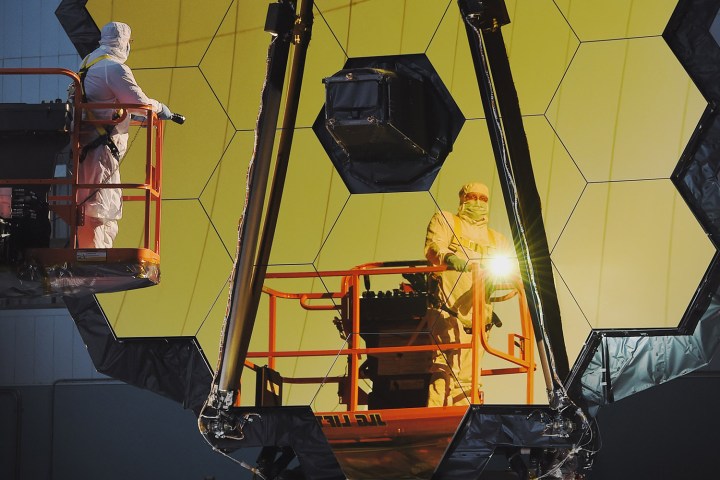 Un científico examina los espejos del telescopio espacial James Webb.