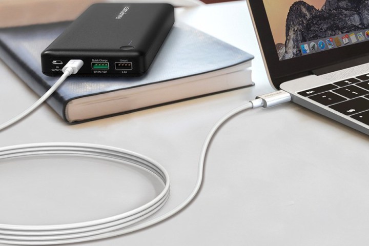 U Cable USB-C (cable Ravpower C a C) conectado a un MacBook y una batería externa.