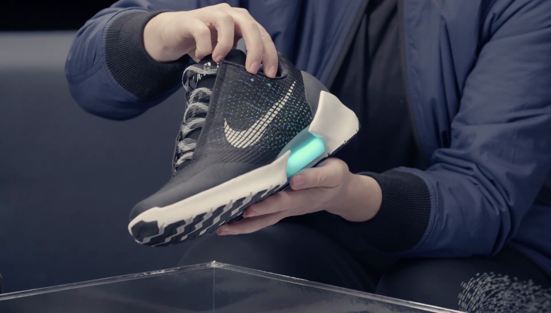 rand minstens Misschien We slipped on Nike's HyperAdapt 1.0 self-lacing sneakers | Digital Trends