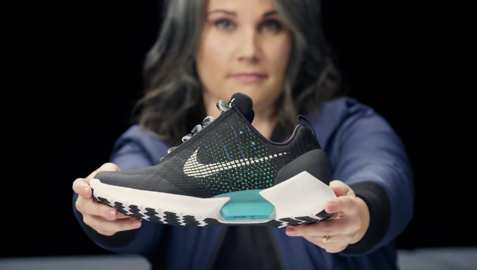 Leeds paño Mejorar We slipped on Nike's HyperAdapt 1.0 self-lacing sneakers | Digital Trends