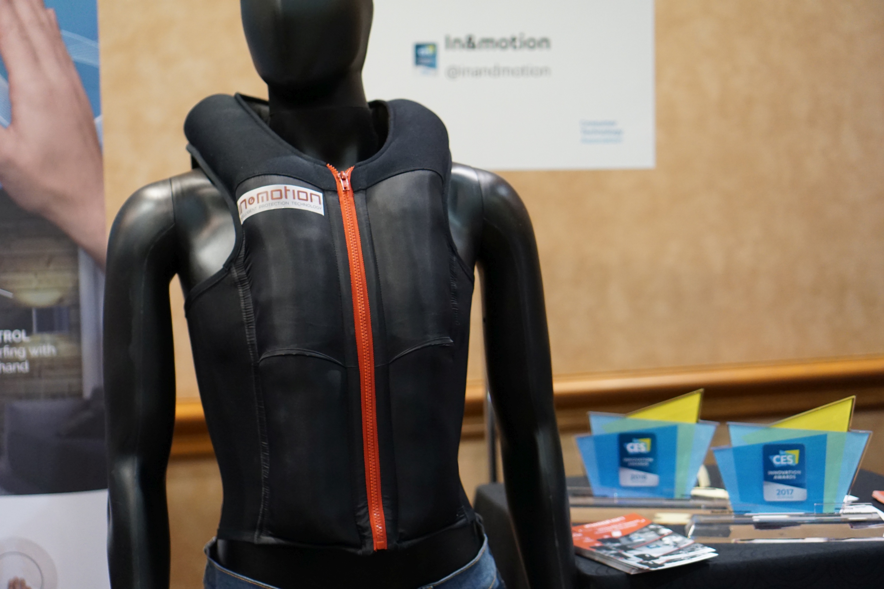 inmotion showcases smart moto airbag vest at ces 2017 dsc00150