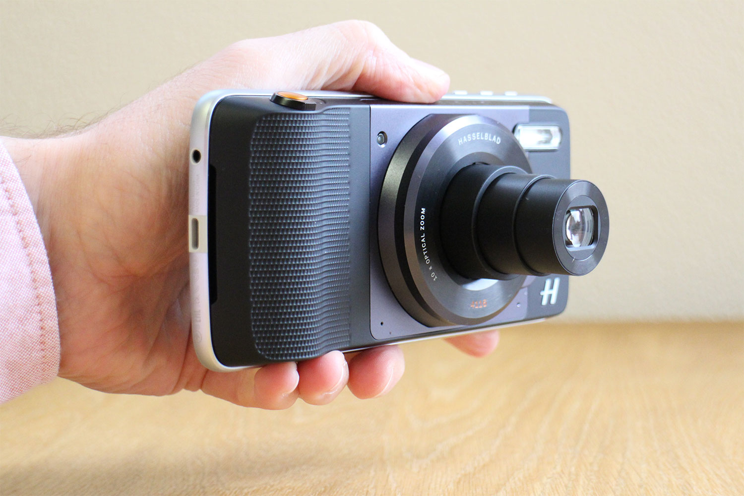 The Hasselblad True Zoom Moto Mod on a smartphone.