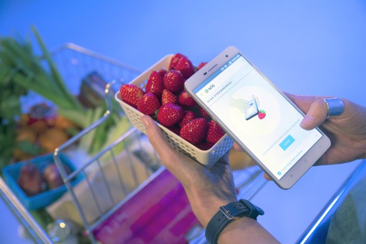 changhong smartphone spectrometer ces 2017 scanning strawberries