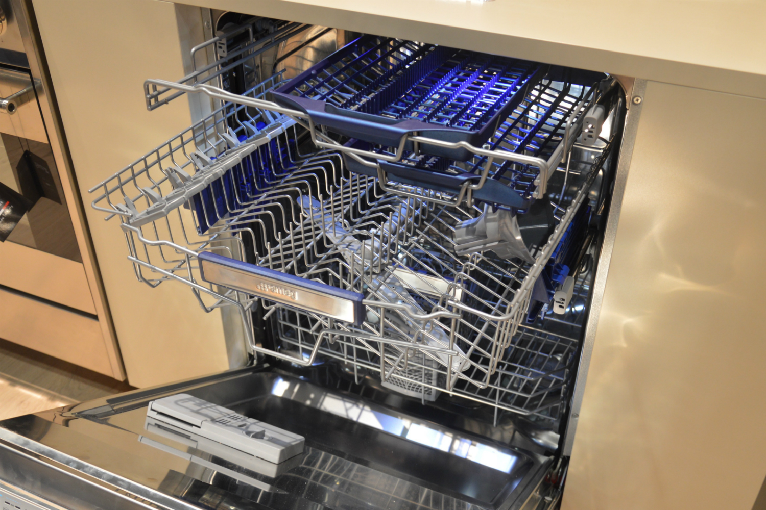 appliance trends kbis 2017 smeg third rack dishwasher 4