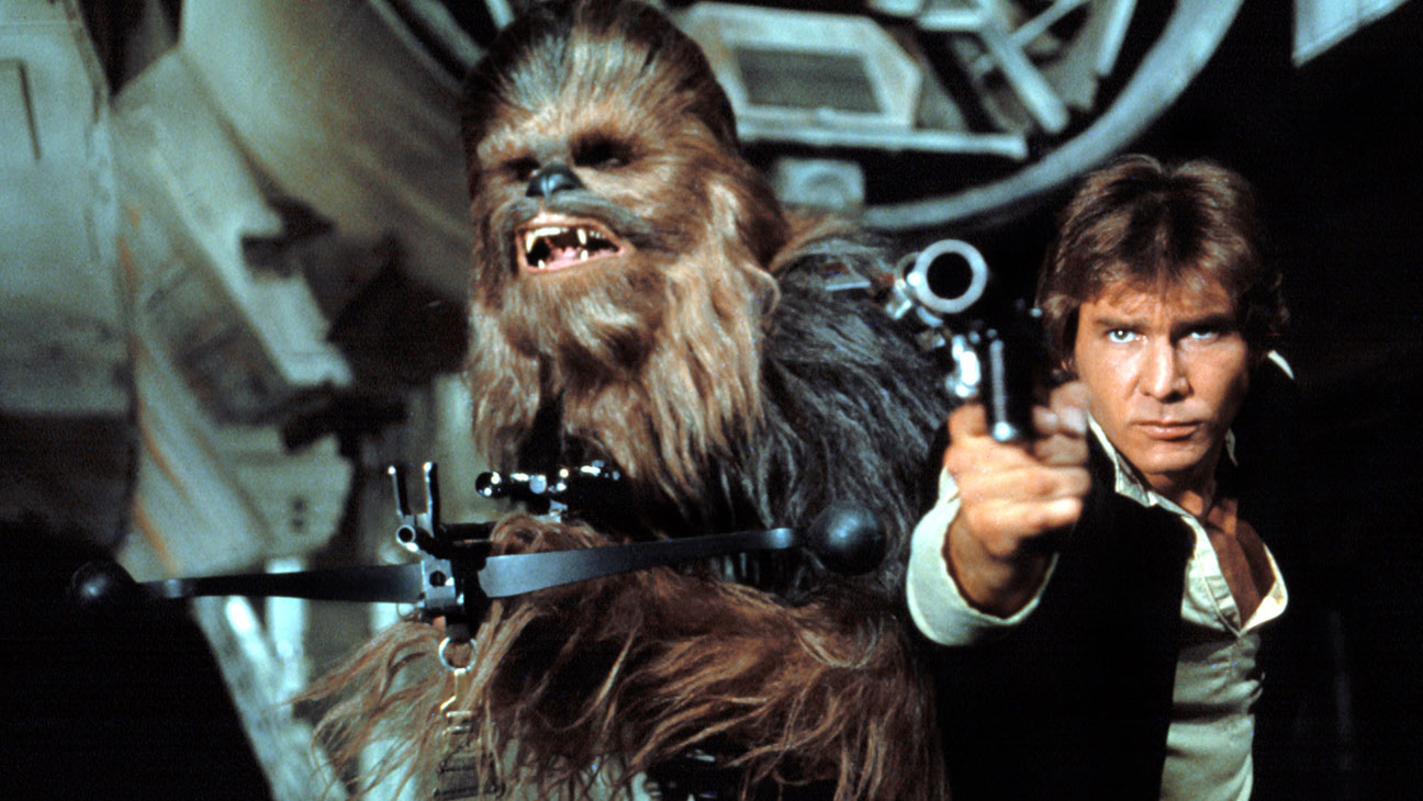 Chewbacca e Han Solo mirando armas.