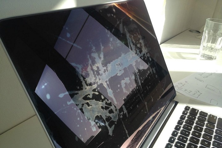 apple extends program to replace faulty macbook displays retina delamination