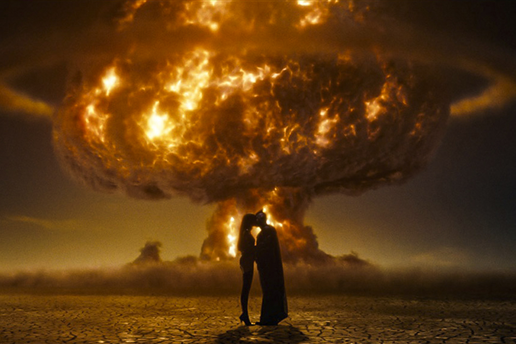 Nite Owl e Silk Spectre na frente de uma explosão nuclear em "Watchmen".