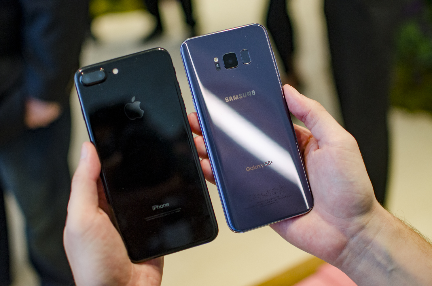 película Mariscos Teoría de la relatividad Samsung Galaxy S8 Plus vs. iPhone 7 Plus | Specs Comparison | Digital Trends